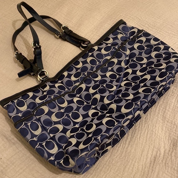 COACH vintage shoulder bag in very good condition. - Picture 7 of 15